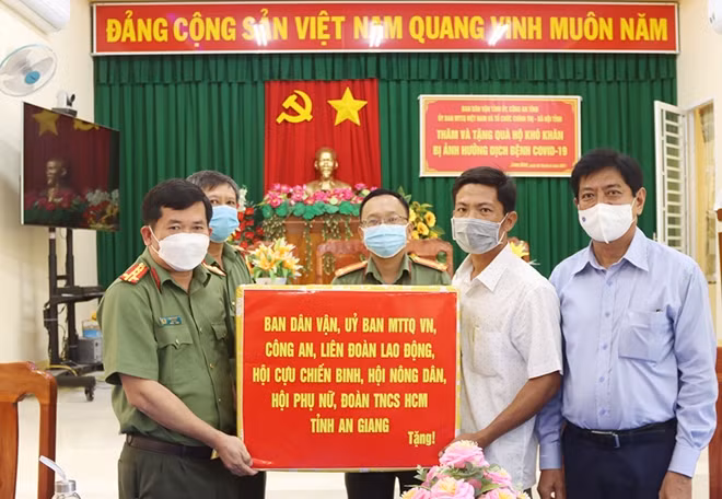 Đại tá Đinh Văn Nơi cùng các thành viên Đoàn công tác tặng quà cho CBCS và các lực lượng làm nhiệm vụ phòng, chống dịch COVID-19 trên biên giới.