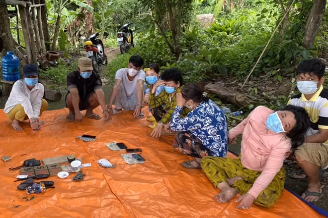 Các đối tượng bị bắt quả tang.