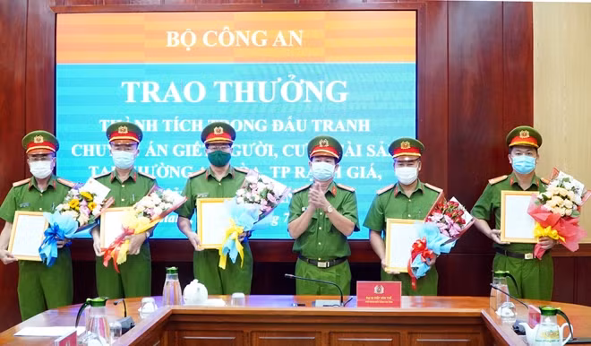 Đại tá Diệp Văn Thế, Phó Giám đốc Công an tỉnh Kiên Giang trao quyết định khen thưởng của Bộ trưởng Bộ Công an và tiền thưởng 80 triệu đồng cho các Công an các đơn vị, địa phương.