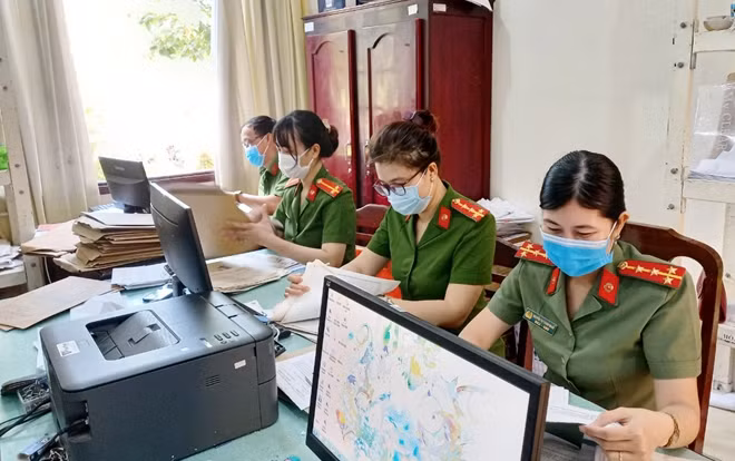 Thiếu úy Nguyễn Thùy Ngân cùng đồng đội nỗ lực thực hiện chiến dịch cấp CCCD.