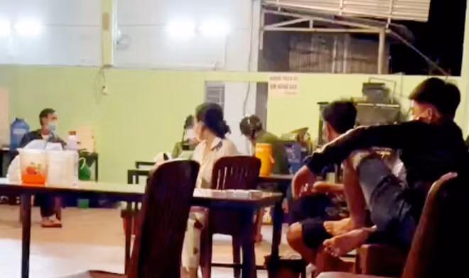 Tổ công tác lập biên bản vi phạm.