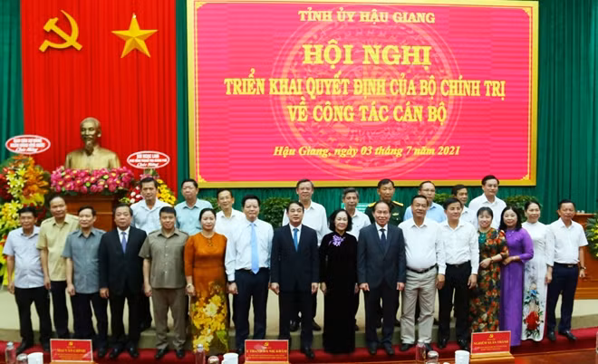 Các đại biểu chúc mừng đồng chí Nghiêm Xuân Thành.