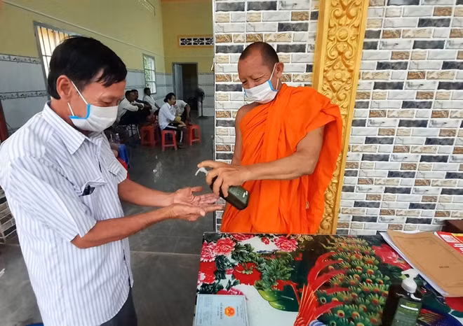 Tại điểm cấp CCCD, Ban trị sự chùa phát miễn phí khẩu trang và nước sát khuẩn.