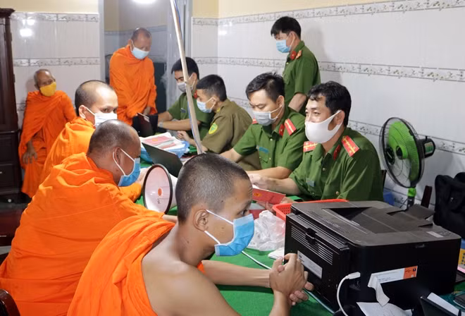 Các Chư tăng Chùa Thono Chum Thủy Liễu thực hiện thủ tục làm CCCD gắn chíp điện tử.