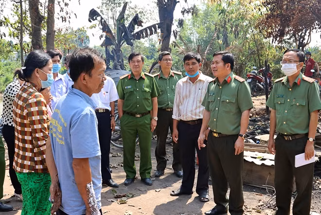 Đại tá Đinh Văn Nơi thăm hỏi, động viên các hộ gia đình có nhà bị thiệt hại do hỏa hoạn cố gắng vươn lên, sớm ổn định cuộc sống.