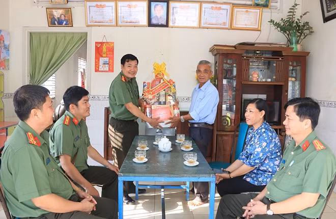 Đại tá Lâm Thành Sol cùng Đoàn công tác Công an tỉnh An Giang thăm, chúc Tết gia đình Mẹ Việt Nam anh hùng Nguyễn Thị Anh.