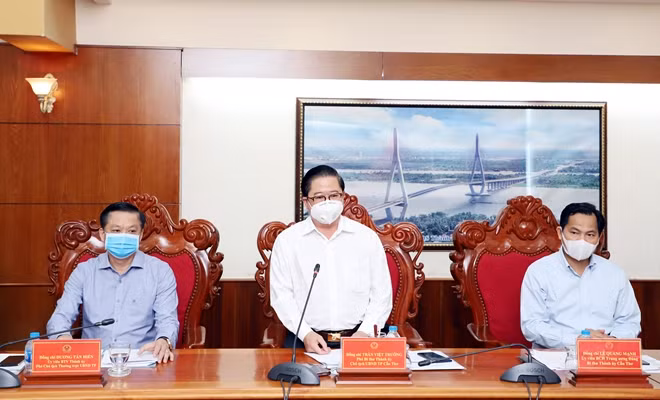 Chủ tịch UBND TP Cần Thơ Trần Việt Trường báo cáo về tình hình phòng, chống dịch COVID-19 trên địa bàn.