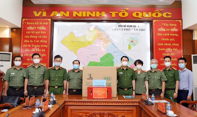 Thứ trưởng Lê Quốc Hùng động viên, tặng CBCS Công an TP Cần Thơ khẩu trang và các vật tư y tế phục vụ công tác phòng, chống dịch.