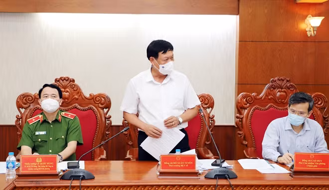 Thứ trưởng Bộ Y tế Đỗ Xuân Tuyên phát biểu tại buổi làm việc.