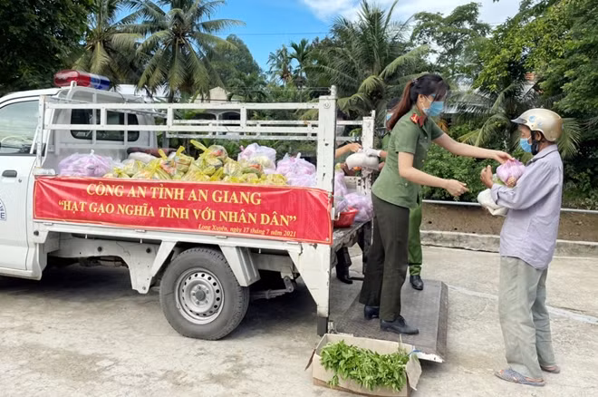Những phần gạo nghĩa tình của Công an An Giang được trao tận tay người dân theo hình thức lưu động, đảm bảo quy định phòng, chống dịch.