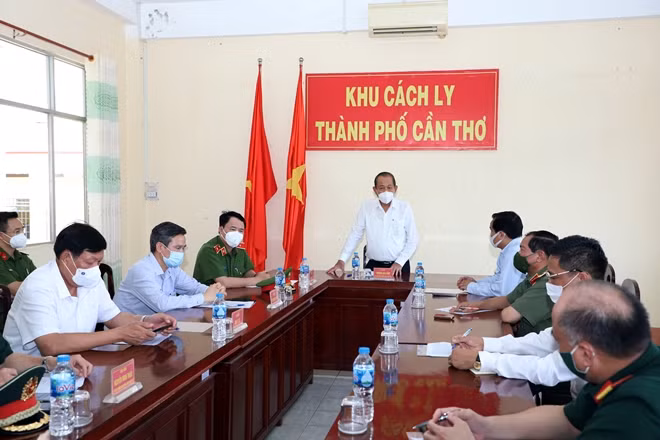 Phó Thủ tướng Thường trực Trương Hòa Bình phát biểu chỉ đạo công tác phòng, chống dịch COVID-19 tại cơ sở cách ly tập trung Trường Quân sự Ô Môn.