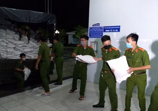 CBCS khẩn trương vận chuyển gạo đến các điểm tập kết.