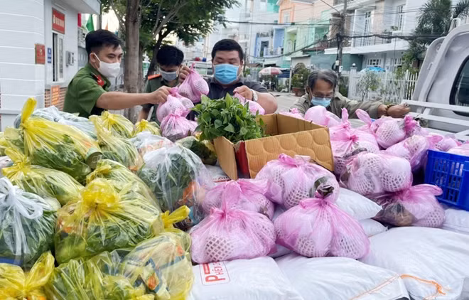 Nhu yếu phẩm, rau, củ, quả được Công an các đơn vị địa phương vận động, được phát cùng với gạo cho người dân.