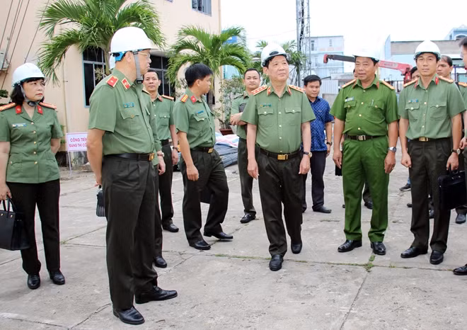 Thứ trưởng Nguyễn Văn Sơn cùng đoàn công tác kiểm tra tiến độ dự án xây dựng trụ sở Công an huyện Mỏ Cày Nam.