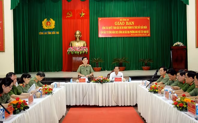 Thứ trưởng Nguyễn Văn Sơn chủ trì giao ban với Công an các địa phương khu vực Tây Nam Bộ.