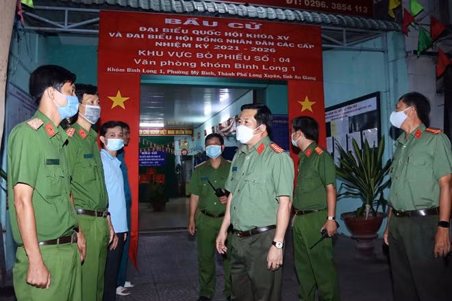 Đại tá Đinh Văn Nơi, Giám đốc Công an tỉnh An Giang kiểm tra công tác chuẩn bị bầu cử.