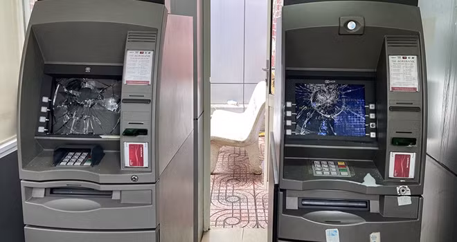 ATM bị Tình đập phá.
