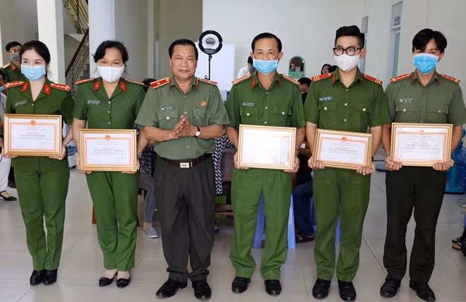 Thiếu tướng Nguyễn Văn Thuận trao khen thưởng cho CBCS Tổ cấp CCCD lưu động thuộc Phòng Quản lý hành chính về Trật tự xã hội Công an TP Cần Thơ.