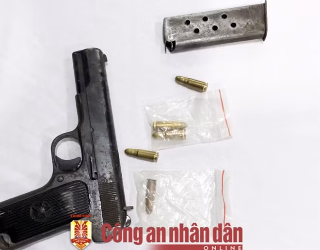 Súng và đạn thu giữ từ đối tượng Duy.