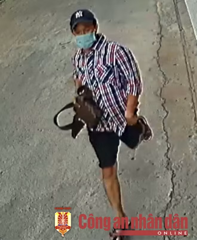 Hình ảnh Bùi Viết Duy xuất hiện tại khu vực vụ ẩu đả cùng chiếc túi đựng súng.