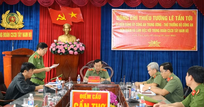 Các đại biểu phát biểu tại buổi làm việc.