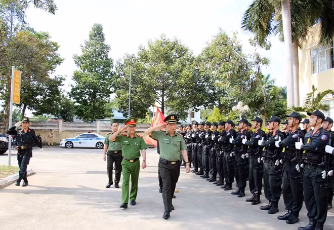 Thứ trưởng Lê Tấn Tới duyệt đội danh dự Trung đoàn CSCĐ Tây Nam Bộ.