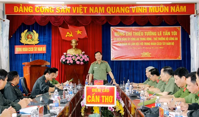 Thứ trưởng Lê Tấn Tới phát biểu tại buổi làm việc với Trung đoàn CSCĐ Tây Nam Bộ.