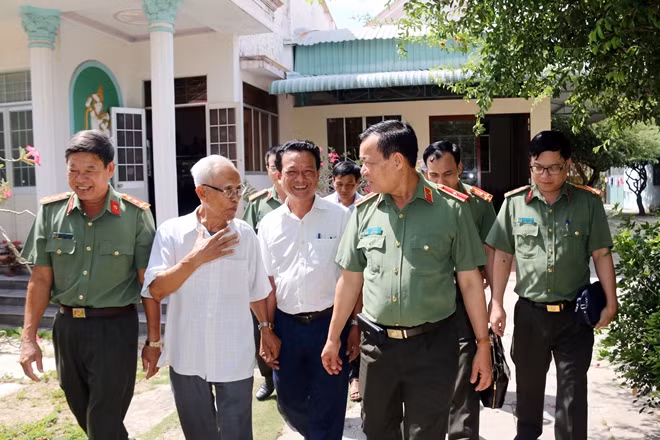 Thứ trưởng Lê Tấn Tới cùng Đoàn công tác thăm hỏi, chúc Tết gia đình đồng chí Lâm Phú.
