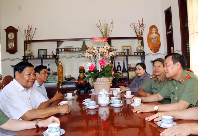 Thứ trưởng Lê Tấn Tới thông tin với Trung tướng, Anh hùng LLVTND Sơn Cang về tình hình kinh tế - xã hội, kết quả công tác bảo đảm an ninh chính trị, trật tự an toàn xã hội của đất nước thời gian qua.