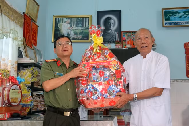 Đại tá Nguyễn Minh Ngọc, Giám đốc Công an tỉnh Sóc Trăng chúc Tết Nhà giáo Nhân dân Lâm Es.