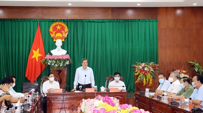 Đồng chí Phạm Văn Hiểu thông tin báo chí về công tác bầu cử ĐBQH khóa XV và đại biểu HĐND các nhiệm kỳ 2021-2026 trên địa bàn TP Cần Thơ.