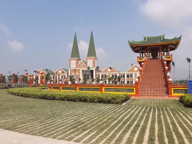 Khu du lịch Cáp treo Núi Sam với nhiều hạng mục, công trình đặc sắc, thu hút khách tham quan.