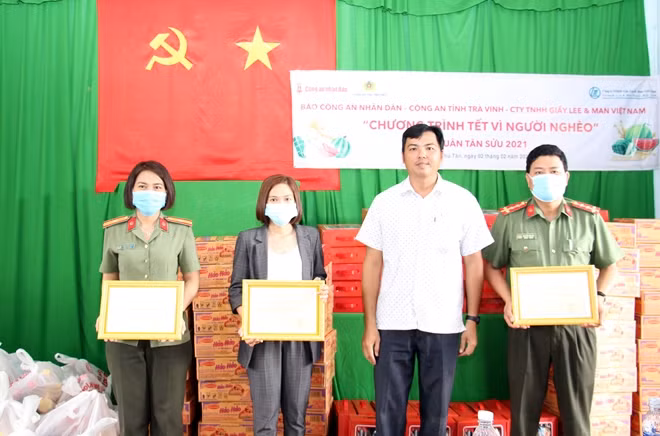 Chính quyền các địa phương trao Thư cảm ơn cho Đoàn công tác.