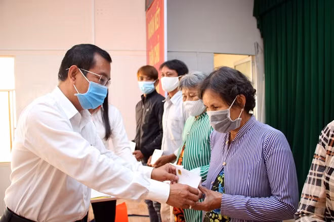 Đồng chí Lê Đức Toàn, Phó Bí thư Thường trực Quận ủy Cái Răng trao quà Tết cho người dân.