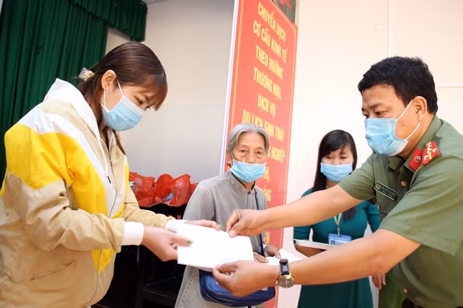 Đại diện Báo CAND chúc Tết, tặng quà, chia sẻ khó khăn với người dân phường Tân Phú.