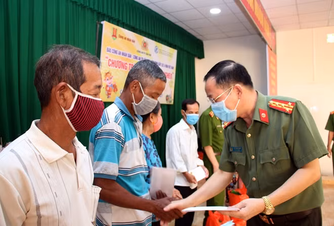 Đại tá Vũ Thành Thức tặng quà Tết các hộ gia đình chính sách, gia đình có hoàn cảnh khó khăn.