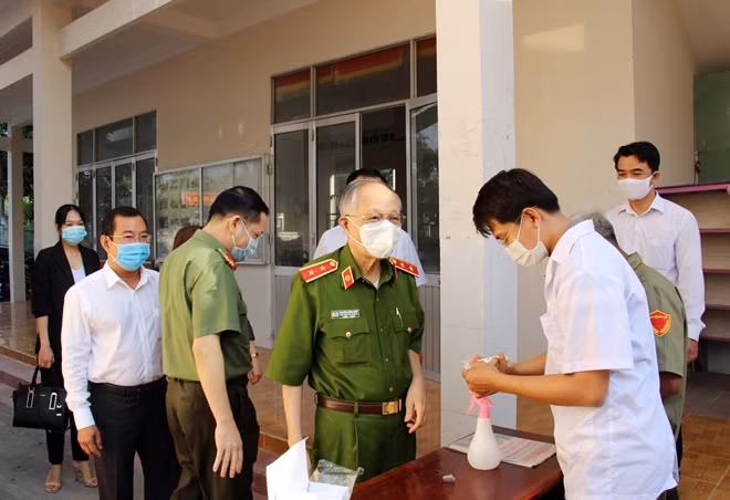 Kiểm tra y tế và sát khuẩn trước khi tiến hành chương trình trao quà.