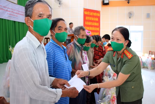 Thượng tá Nguyễn Thị Diệu, Chủ tịch Hội phụ nữ Công an tỉnh Vĩnh Long chúc Tết tặng quà cho người dân có hoàn cảnh khó khăn.
