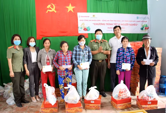 Người dân cù lao Tân Qui chủ yếu sống bằng nghề nông, năm nay do ảnh hưởng dịch COVID-19, giá cả nông sản sụt giảm mạnh, nhất là dịp cuối năm, khiến cho bà con gặp nhiều khó khăn.
