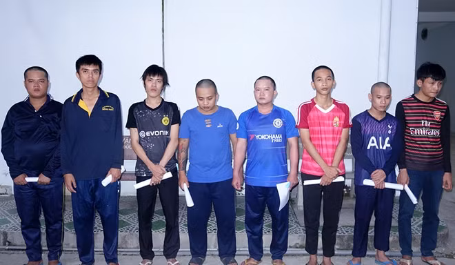 8 đối tượng bị Cơ quan An ninh điều tra Công an tỉnh An Giang khởi tố và tạm giam về hành vi lưu hành tiền giả.