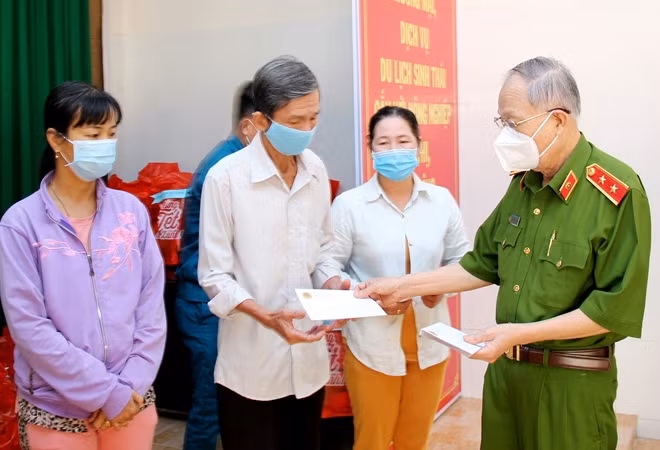 Trung tướng, Anh hùng lực lượng vũ trang nhân dân Nguyễn Xuân Xinh trao quà Tết cho người dân có hoàn cảnh khó khăn.