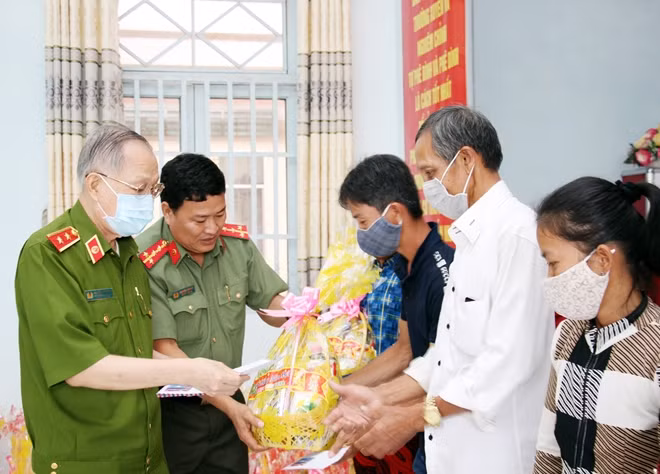 Trung tướng, Anh hùng lực lượng vũ trang nhân dân Nguyễn Xuân Xinh cùng đại diện Báo CAND trao quà Tết cho người dân có hoàn cảnh khó khăn trên địa bàn xã Nhơn Nghĩa A.