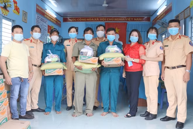 Nhà hảo tâm, Chi Đoàn thanh niên, Hội phụ nữ thuộc phòng Cảnh sát giao thông đường bộ - đường sắt trao quà cho bảo vệ dân phố, dân quân có hoàn cảnh khó khăn.