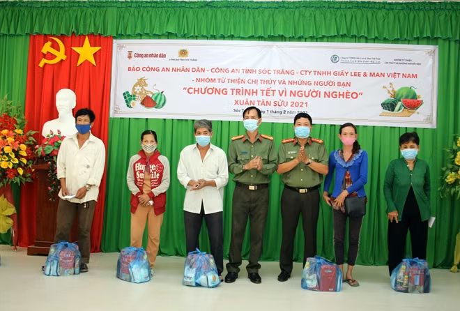 Đại diện Báo CAND cùng Thượng tá Trần Tấn Bền - Trưởng Phòng Công tác Đảng và Công tác chính trị Công an tỉnh Sóc Trăng trao quà Tết cho người dân có hoàn cảnh khó khăn trên địa bàn xã An Lạc Tây (huyện Kế Sách).