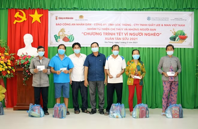 Đại diện chính quyền địa phương trao quà cho người dân trên địa bàn xã An Lạc Tây.
