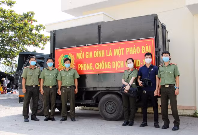 Kết hợp trao quà chương trình Tết vì người nghèo, Phòng Công tác Đảng và Công tác chính trị Công an tỉnh Sóc Trăng thực hiện tuyên truyền lưu động phòng, chống dịch COVID-19 đến người dân.