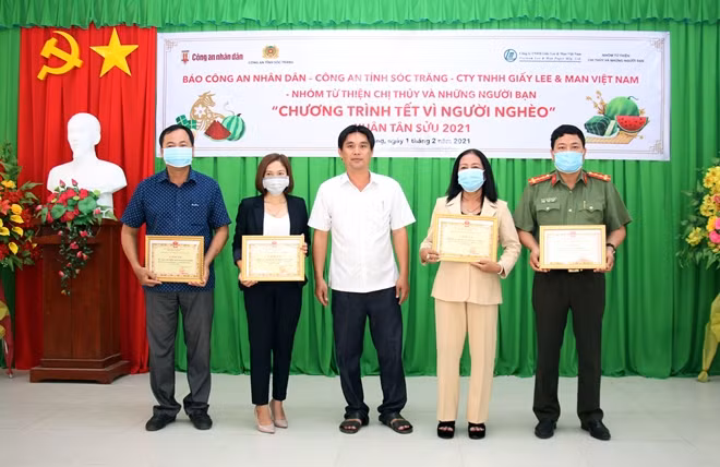 Lãnh đạo xã An Lạc Tây trao Thư cảm ơn cho đại diện Báo CAND, Công an tỉnh Sóc Trăng và các Mạnh Thường Quân.