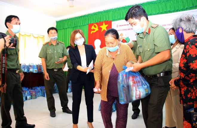 CBCS hỗ trợ người già, đi lại khó khăn mang những phần quà Tết ra xe.