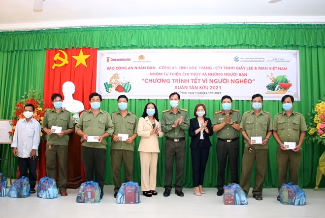 Đại diện Báo CAND, Công an tỉnh Sóc Trăng, Nhà tài trợ động viên, trao quà Tết cho lực lượng Công an viên xã An Lạc Tây.