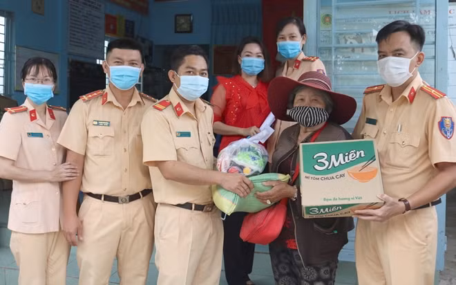 Chi Đoàn thanh niên, Hội phụ nữ trao quà cho người già có hoàn cảnh khó khăn.